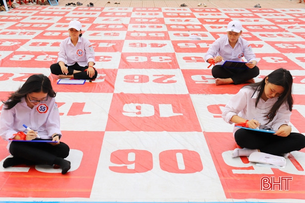 100 học sinh Nghi Xuân tham gia rung chuông vàng về bầu cử