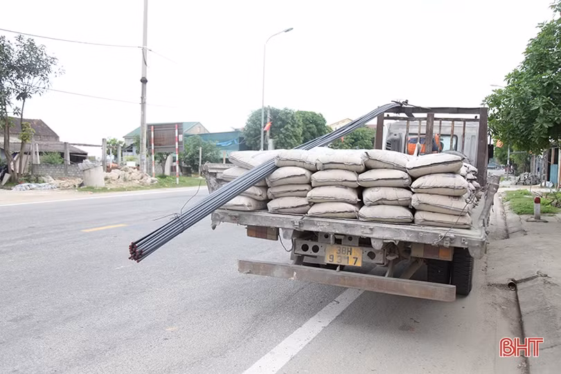 Bất an với xe chở sắt thép cồng kềnh trên nhiều tuyến đường ở Hà Tĩnh