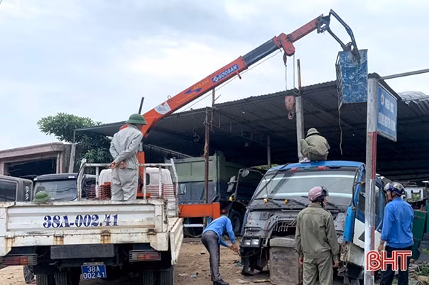 Thị xã Hồng Lĩnh giải tỏa hành lang giao thông, trả lại vỉa hè cho người đi bộ