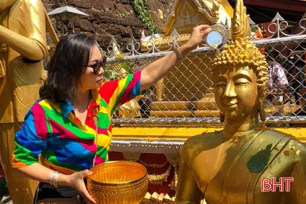 Việt kiều Lào vui Tết Bunpimay giữa dịch Covid-19