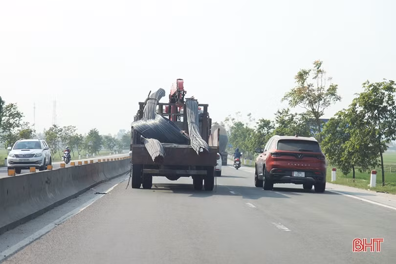 Bất an với xe chở sắt thép cồng kềnh trên nhiều tuyến đường ở Hà Tĩnh