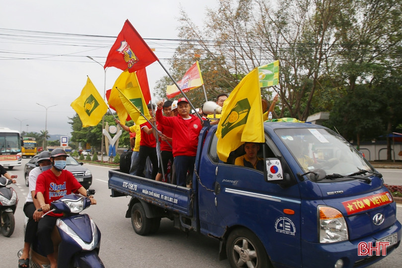 Đông đảo CĐV Hà Tĩnh tới sân Vinh cổ vũ trận “Derby xứ Nghệ”