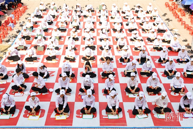 100 học sinh Nghi Xuân tham gia rung chuông vàng về bầu cử