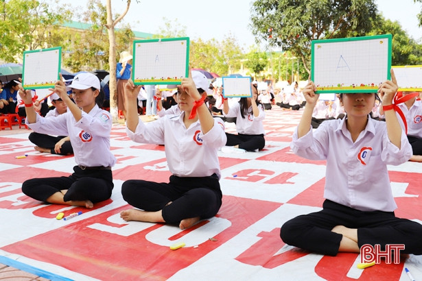 100 học sinh Nghi Xuân tham gia rung chuông vàng về bầu cử