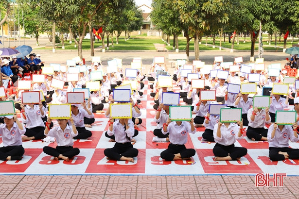 100 học sinh Nghi Xuân tham gia rung chuông vàng về bầu cử