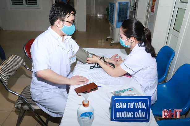 Nghi Xuân, Lộc Hà tiêm vắc-xin phòng Covid-19 cho đối tượng ưu tiên