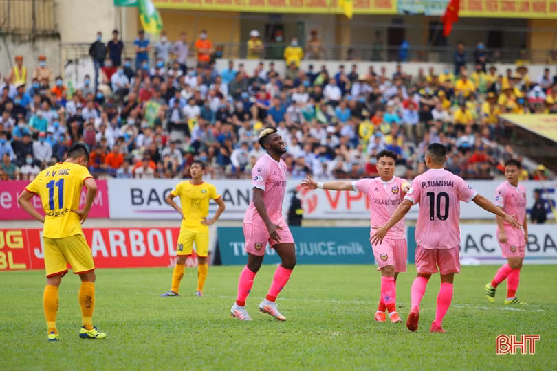 HLV Nguyễn Thành Công ra mắt ấn tượng, Hồng Lĩnh Hà Tĩnh thắng 2-0 trước Sông Lam Nghệ An