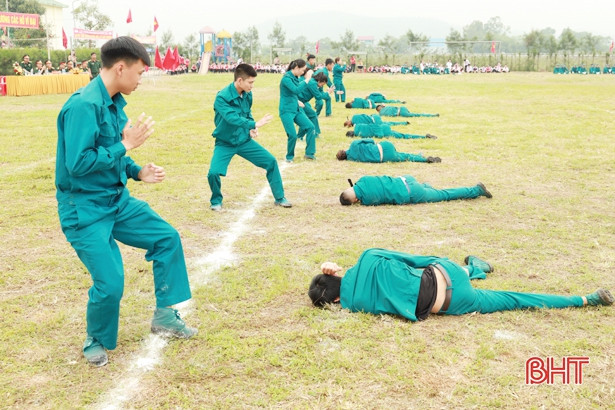 Về Nghi Xuân xem “dân quân tóc dài” biểu diễn kỹ năng chiến đấu