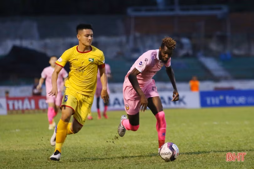 HLV Nguyễn Thành Công ra mắt ấn tượng, Hồng Lĩnh Hà Tĩnh thắng 2-0 trước Sông Lam Nghệ An