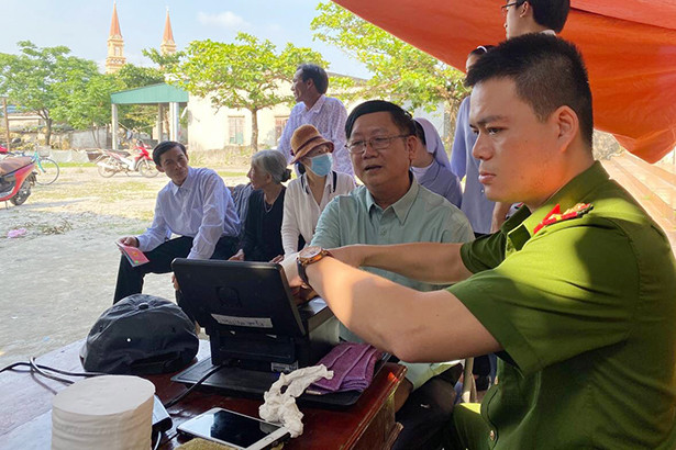 Linh mục vượt đường xa về Hà Tĩnh làm căn cước công dân