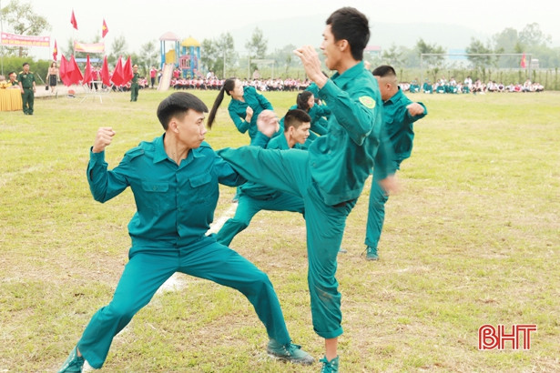 Về Nghi Xuân xem “dân quân tóc dài” biểu diễn kỹ năng chiến đấu