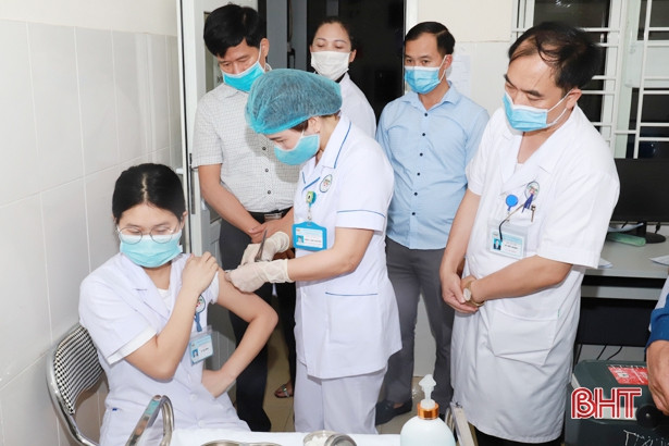 Nghi Xuân, Lộc Hà tiêm vắc-xin phòng Covid-19 cho đối tượng ưu tiên