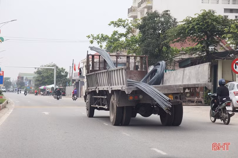 Bất an với xe chở sắt thép cồng kềnh trên nhiều tuyến đường ở Hà Tĩnh