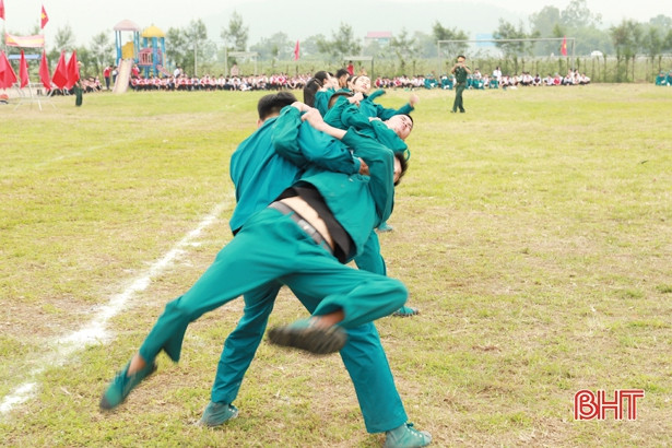 Về Nghi Xuân xem “dân quân tóc dài” biểu diễn kỹ năng chiến đấu