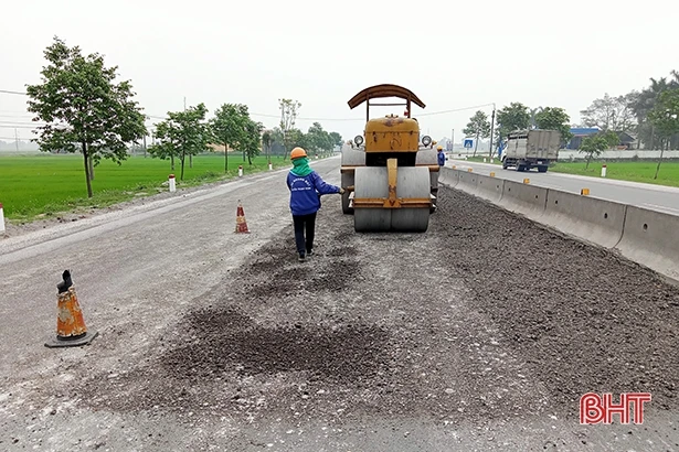 Tới giữa tháng 5, sẽ hoàn thành khắc phục hư hỏng trên quốc lộ 1A đoạn qua Hà Tĩnh