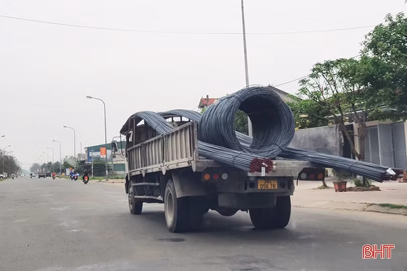 Bất an với xe chở sắt thép cồng kềnh trên nhiều tuyến đường ở Hà Tĩnh