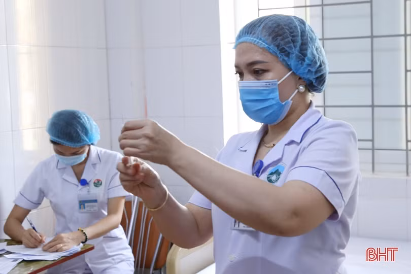 Cận cảnh những mũi tiêm vắc-xin phòng Covid-19 đầu tiên ở Hà Tĩnh