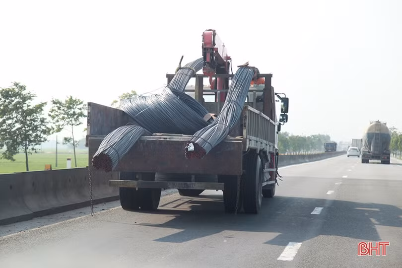 Bất an với xe chở sắt thép cồng kềnh trên nhiều tuyến đường ở Hà Tĩnh