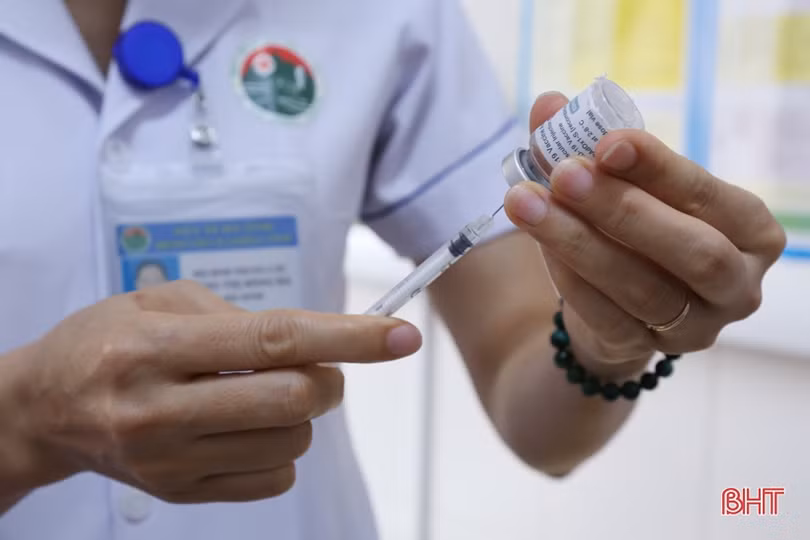 Cận cảnh những mũi tiêm vắc-xin phòng Covid-19 đầu tiên ở Hà Tĩnh