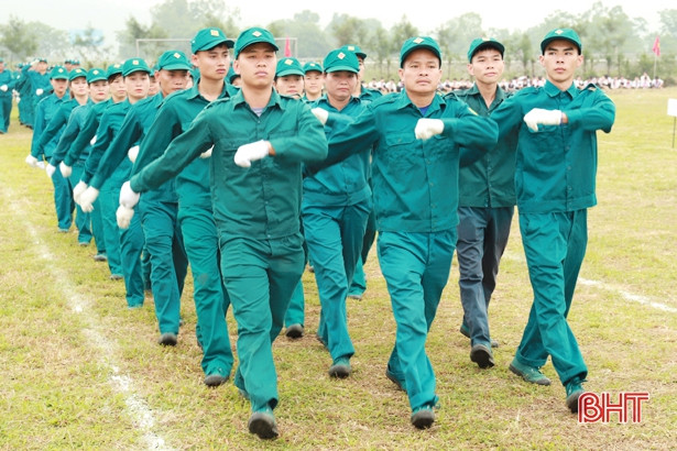 Về Nghi Xuân xem “dân quân tóc dài” biểu diễn kỹ năng chiến đấu