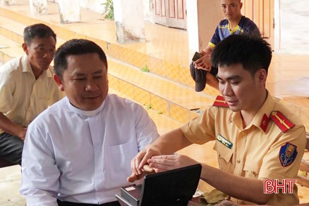 Linh mục vượt đường xa về Hà Tĩnh làm căn cước công dân