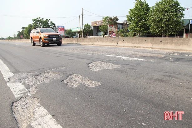 Tới giữa tháng 5, sẽ hoàn thành khắc phục hư hỏng trên quốc lộ 1A đoạn qua Hà Tĩnh