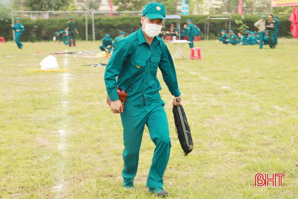 Về Nghi Xuân xem “dân quân tóc dài” biểu diễn kỹ năng chiến đấu