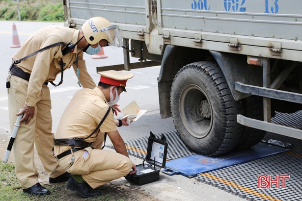 Công an Thạch Hà xử lý 35 trường hợp xe vi phạm quá tải, quá khổ