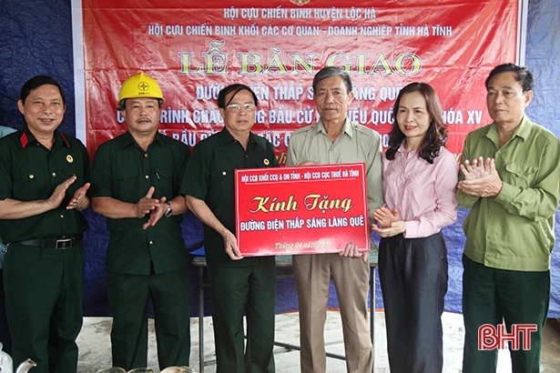 Bàn giao 2 tuyến đường điện chiếu sáng cho xã miền biển Hà Tĩnh