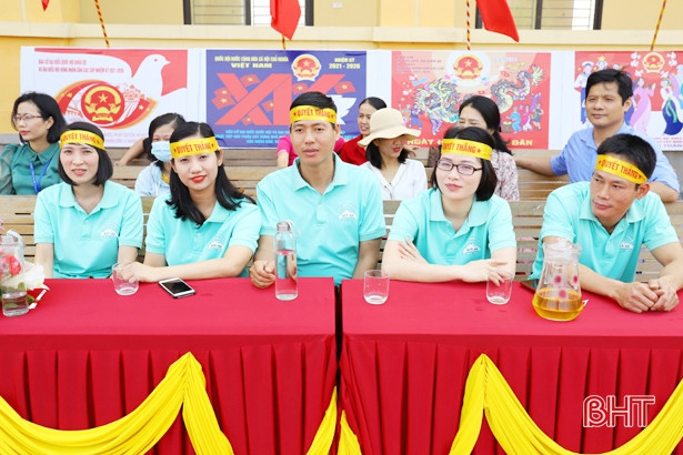 100 học sinh Nghi Xuân tham gia rung chuông vàng về bầu cử