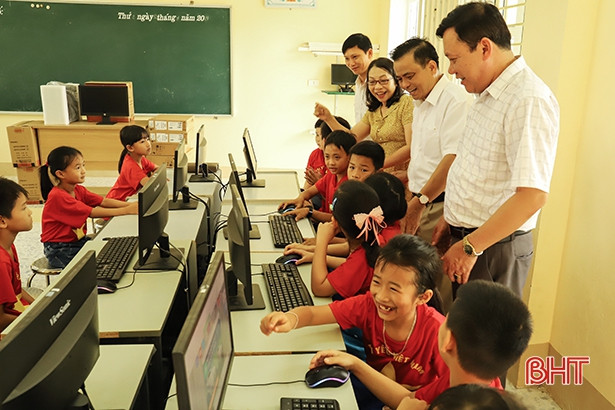 Người con xa quê tặng 5 bộ máy tính cho học sinh Cổ Đạm