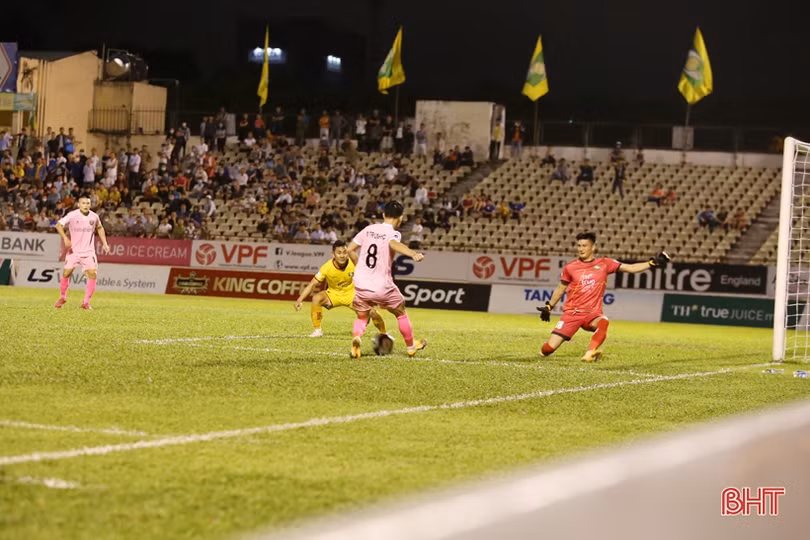 HLV Nguyễn Thành Công ra mắt ấn tượng, Hồng Lĩnh Hà Tĩnh thắng 2-0 trước Sông Lam Nghệ An