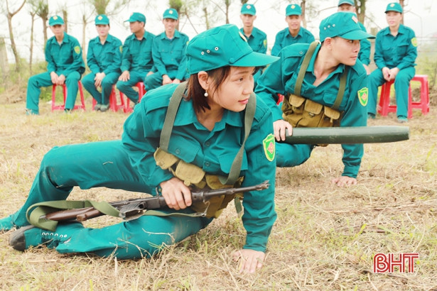 Về Nghi Xuân xem “dân quân tóc dài” biểu diễn kỹ năng chiến đấu