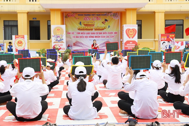 100 học sinh Nghi Xuân tham gia rung chuông vàng về bầu cử