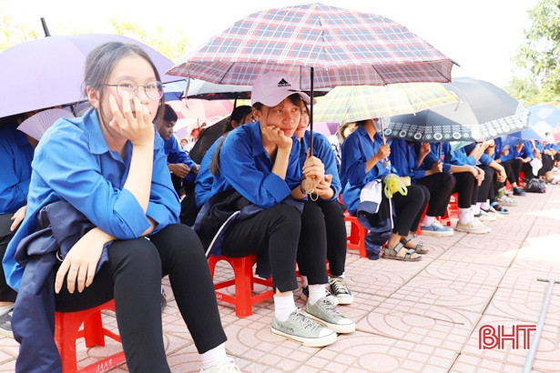 100 học sinh Nghi Xuân tham gia rung chuông vàng về bầu cử