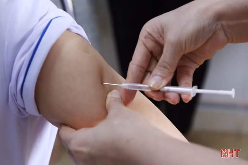 Cận cảnh những mũi tiêm vắc-xin phòng Covid-19 đầu tiên ở Hà Tĩnh