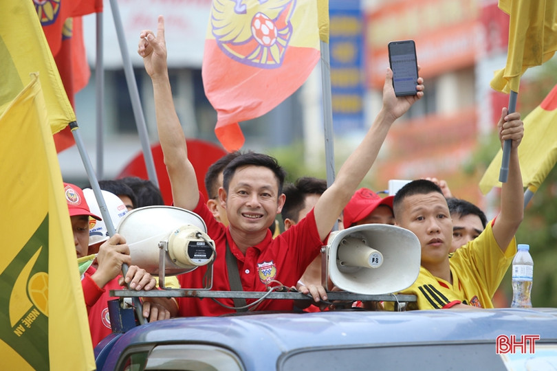 Đông đảo CĐV Hà Tĩnh tới sân Vinh cổ vũ trận “Derby xứ Nghệ”