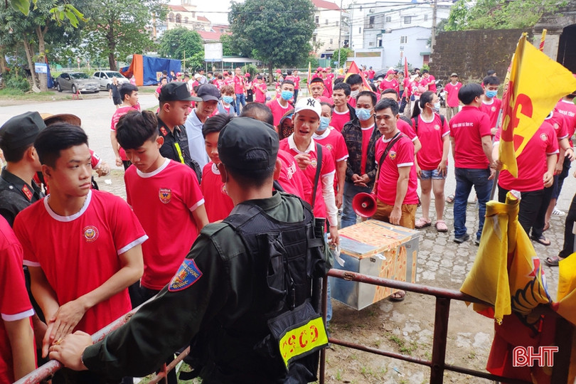 Đông đảo CĐV Hà Tĩnh tới sân Vinh cổ vũ trận “Derby xứ Nghệ”