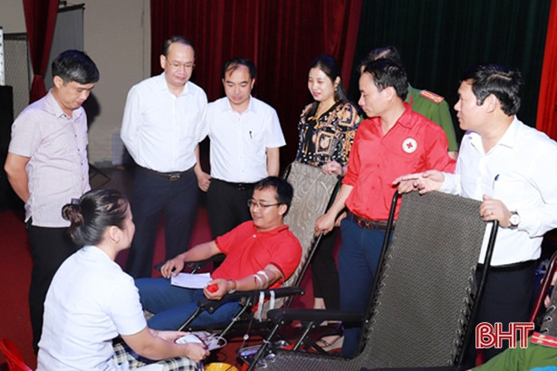 Thu về gần 450 đơn vị máu tại ngày hội hiến máu ở Đức Thọ và Nghi Xuân