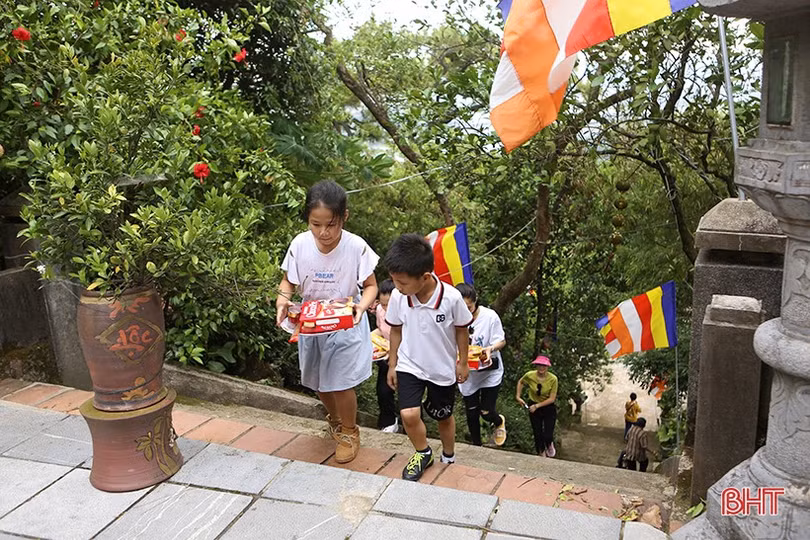 Giữa mùa hè, chùa Hương Tích Hà Tĩnh vẫn hút khách