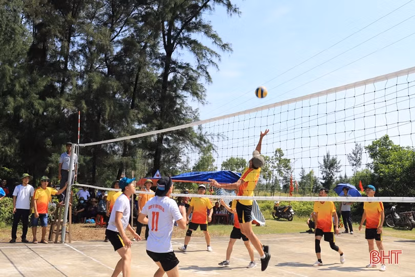 Tổ chức thành công Giải Bóng chuyền nam cán bộ, công chức cấp xã mừng Lễ hội đền Lê Khôi