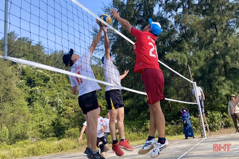 Tổ chức thành công Giải Bóng chuyền nam cán bộ, công chức cấp xã mừng Lễ hội đền Lê Khôi