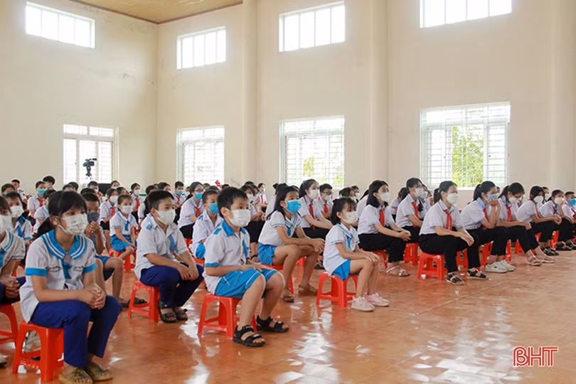 Tuyên truyền về biển đảo và tặng quà cho học sinh khó khăn ở Nghi Xuân