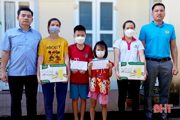 Công đoàn Hà Tĩnh tặng quà con em người lao động nhân Ngày Quốc tế Thiếu nhi