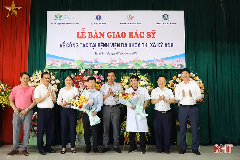 Tiếp nhận bác sỹ Bệnh viện Nhi Trung ương về làm việc tại Bệnh viện Đa khoa thị xã Kỳ Anh