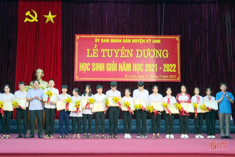 Huyện Kỳ Anh tuyên dương học sinh giỏi các cấp