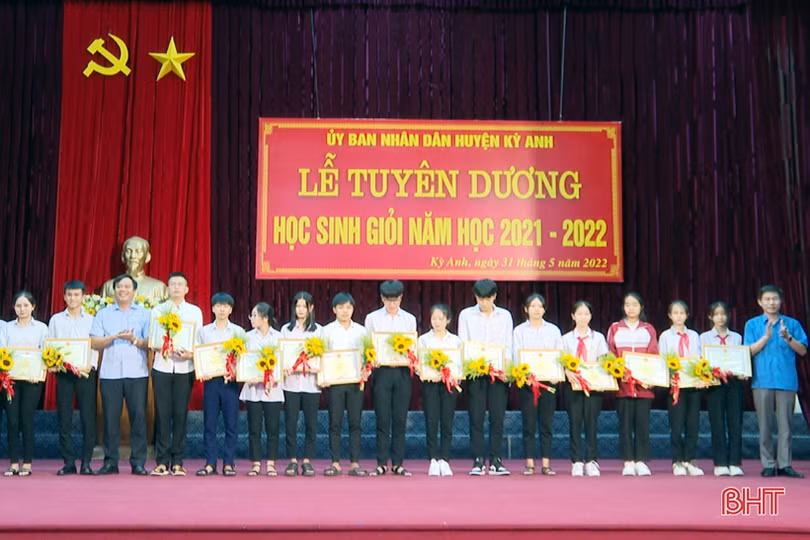 Huyện Kỳ Anh tuyên dương học sinh giỏi các cấp