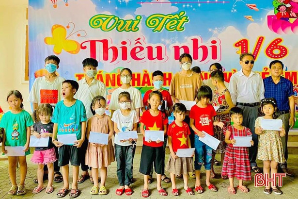 Tặng 471 suất quà cho trẻ em khiếm thị, con của người mù ở Hà Tĩnh