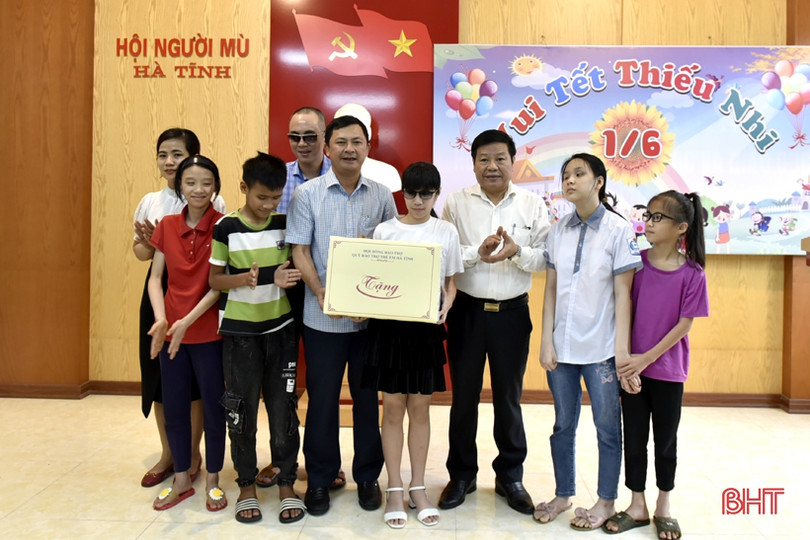 Lãnh đạo Hà Tĩnh tặng quà trẻ em đặc biệt khó khăn dịp Quốc tế thiếu nhi