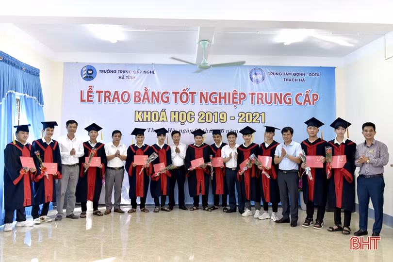 Trường Trung cấp nghề Hà Tĩnh trao bằng tốt nghiệp cho 39 học sinh